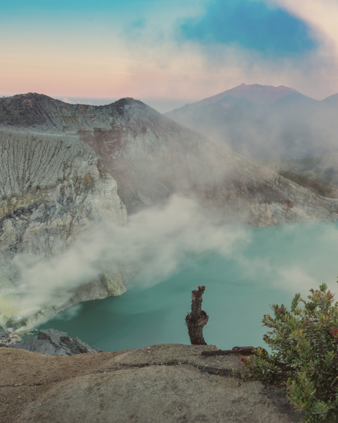 Banyuwangi — Ijen crater lake and steam at dawn